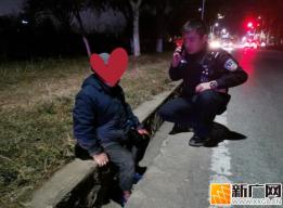 暖心救助！老人十七孔桥摔倒，民警伸援手