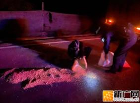 西北勒派出所民警暖心救助：货车玉米散落，迅速恢复交通