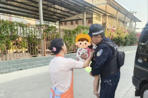 幼童走失，巡警助其找到家人！
