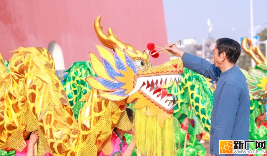 骏马奔腾迎新年，建水古城非遗闹新春