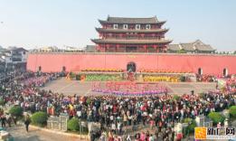 骏马奔腾迎新年，建水古城非遗闹新春