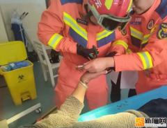 老人手镯卡手，消防辗转护送成功摘除