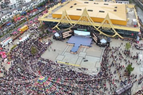 金平这人参果重达423.5克，竞得一万元!