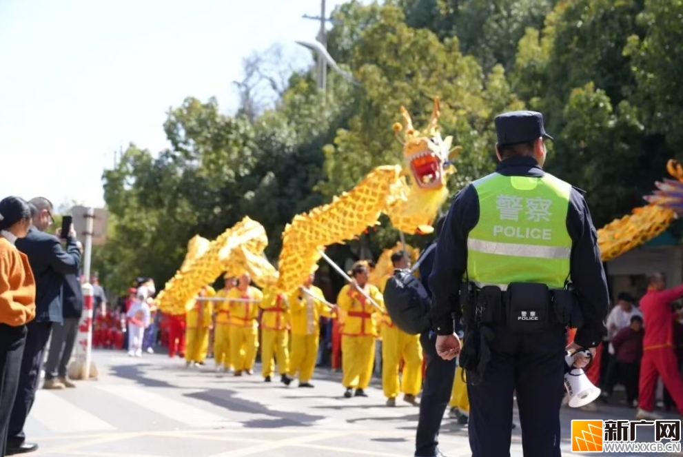 泸西公安守护浓浓“年味” 泸西公安守护浓浓“年味”