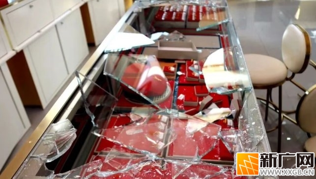 凌晨3点，一蒙面人摸进云南一金店，砸碎玻璃柜台，盗走3公斤黄金首饰