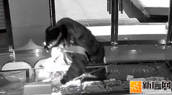 凌晨3点，一蒙面人摸进云南一金店，砸碎玻璃柜台，盗走3公斤黄金首饰