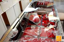 凌晨3点，一蒙面人摸进云南一金店，砸碎玻璃柜台，盗走3公斤黄金首饰