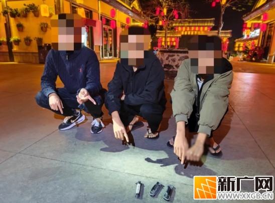 建水警方凌晨查获三名携带管制刀具男子