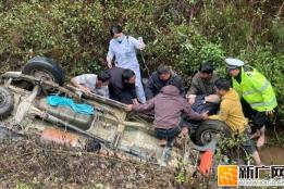 石屏县发生一起面包车侧翻事故