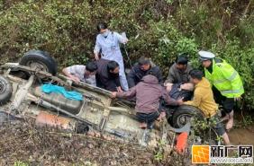 石屏县发生一起面包车侧翻事故