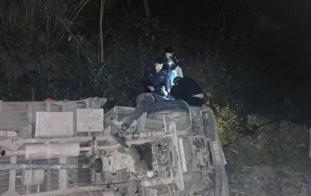 突发！货车侧翻！多方联手急速救援！