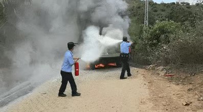 车辆突发自燃，还好有他们......