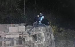 突发！货车侧翻！多方联手急速救援！