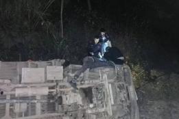 突发！货车侧翻！多方联手急速救援！