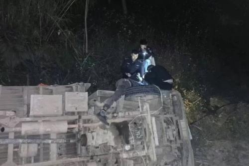 突发！货车侧翻！多方联手急速救援！