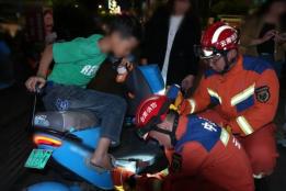 蒙自12岁男童脚卡电动车，消防暖心救援