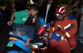 蒙自12岁男童脚卡电动车，消防暖心救援