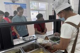 开远市景山社区爱心食堂开餐，暖胃又暖心