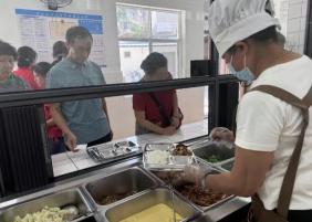 开远市景山社区爱心食堂开餐，暖胃又暖心