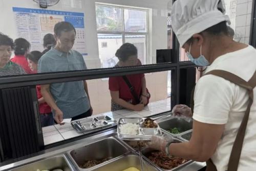 开远市景山社区爱心食堂开餐，暖胃又暖心