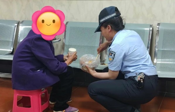 弥勒特巡警与派出所接力，暖心护送迷路老人回家
