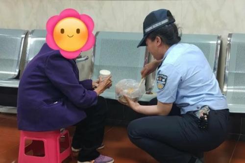 弥勒特巡警与派出所接力，暖心护送迷路老人回家