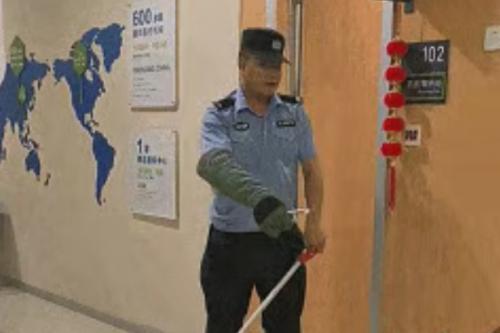 黑线乌梢蛇出没！弥勒民警火速“拿捏”！