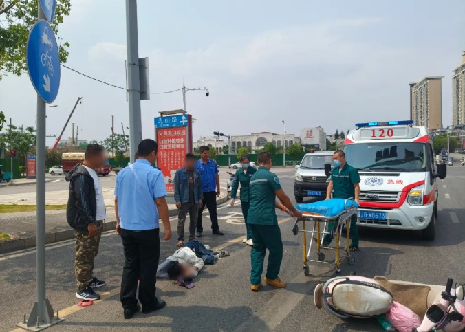 点赞！建水城管救助一摔伤女子