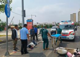 点赞！建水城管救助一摔伤女子