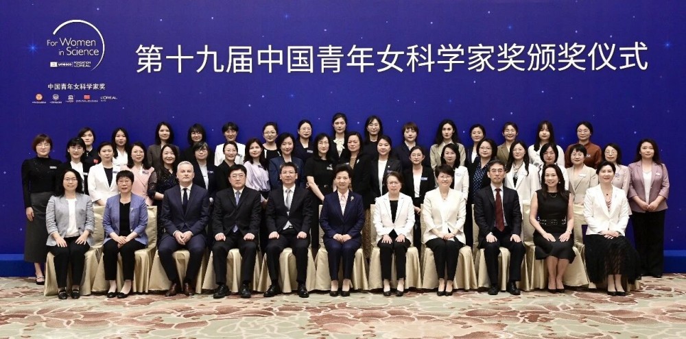 从“缺席”到“在场”,三代人的手拉手接力 从“缺席”到“在场”,三代人的手拉手接力