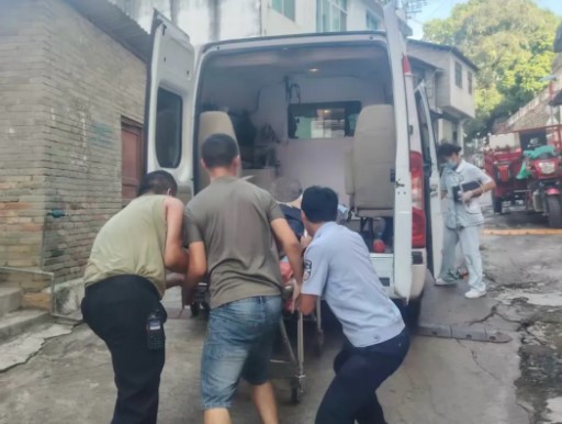 屏边老人家中晕倒,警方火速救助助其脱险 屏边老人家中晕倒,警方火速救助助其脱险
