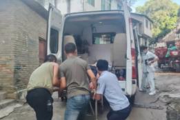屏边老人家中晕倒，警方火速救助助其脱险
