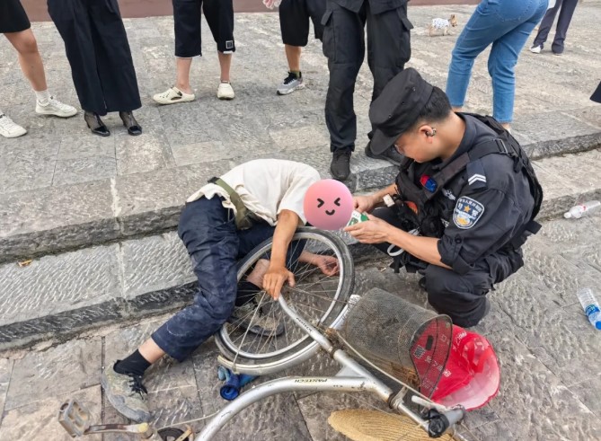弥勒:民辅警暖心救助醉酒摔倒老人 弥勒:民辅警暖心救助醉酒摔倒老人