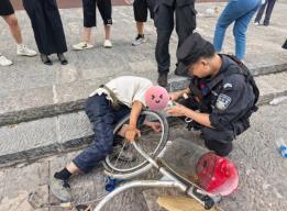 弥勒：民辅警暖心救助醉酒摔倒老人