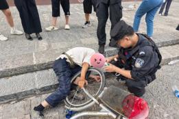 弥勒：民辅警暖心救助醉酒摔倒老人