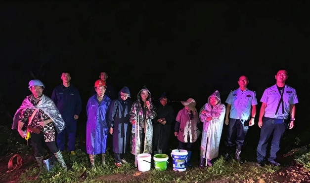 石屏7名“菇勇者”雨天迷路,公安消防联合救援