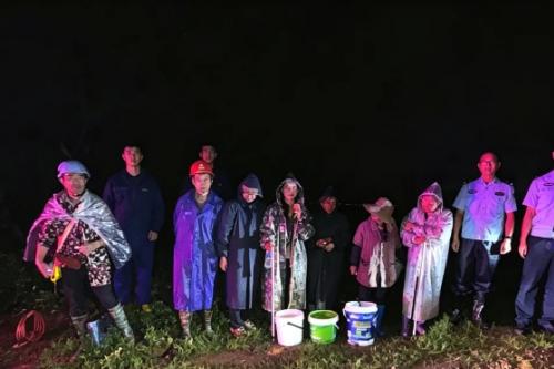 石屏7名“菇勇者”雨天迷路,公安消防联合救援