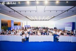 猛犸AI举办2026 AI新财富·滇峰论坛，AI组织中台正式发布