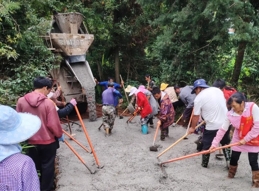 道路硬化惠民生！石屏异龙镇鸭子坝村委会推进山地生产路升级，畅通群众致富路