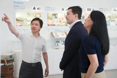 哈萨克斯坦人工智能与数字发展部代表团参访每日互动 共探人工智能与智慧城市合作