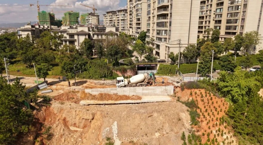 建水龙窑生态城地库路段修复完成七成,预计15天后完工恢复通行 建水龙窑生态城地库路段修复完成七成,预计15天后完工恢复通行