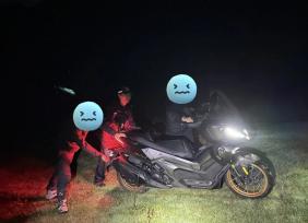 游玩勿任性！开远大黑山两名游客骑摩托陷湿草地被困，民警及时救援