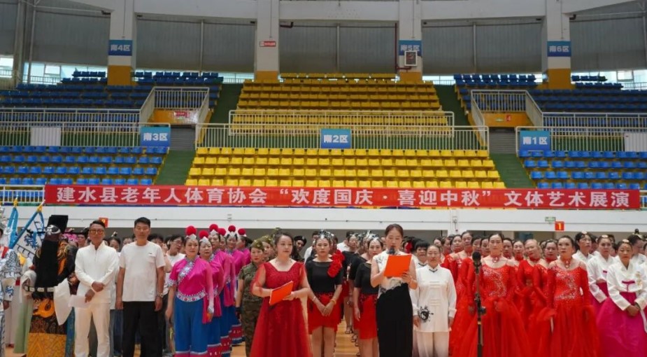 文体展演迎双节,民族团结暖人心!建水老年文体盛宴礼赞新时代 文体展演迎双节,民族团结暖人心!建水老年文体盛宴礼赞新时代