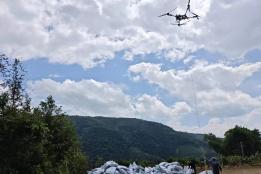 科技助农！绿春骑马坝乡无人机空中运肥 百香果基地告别人背马驮